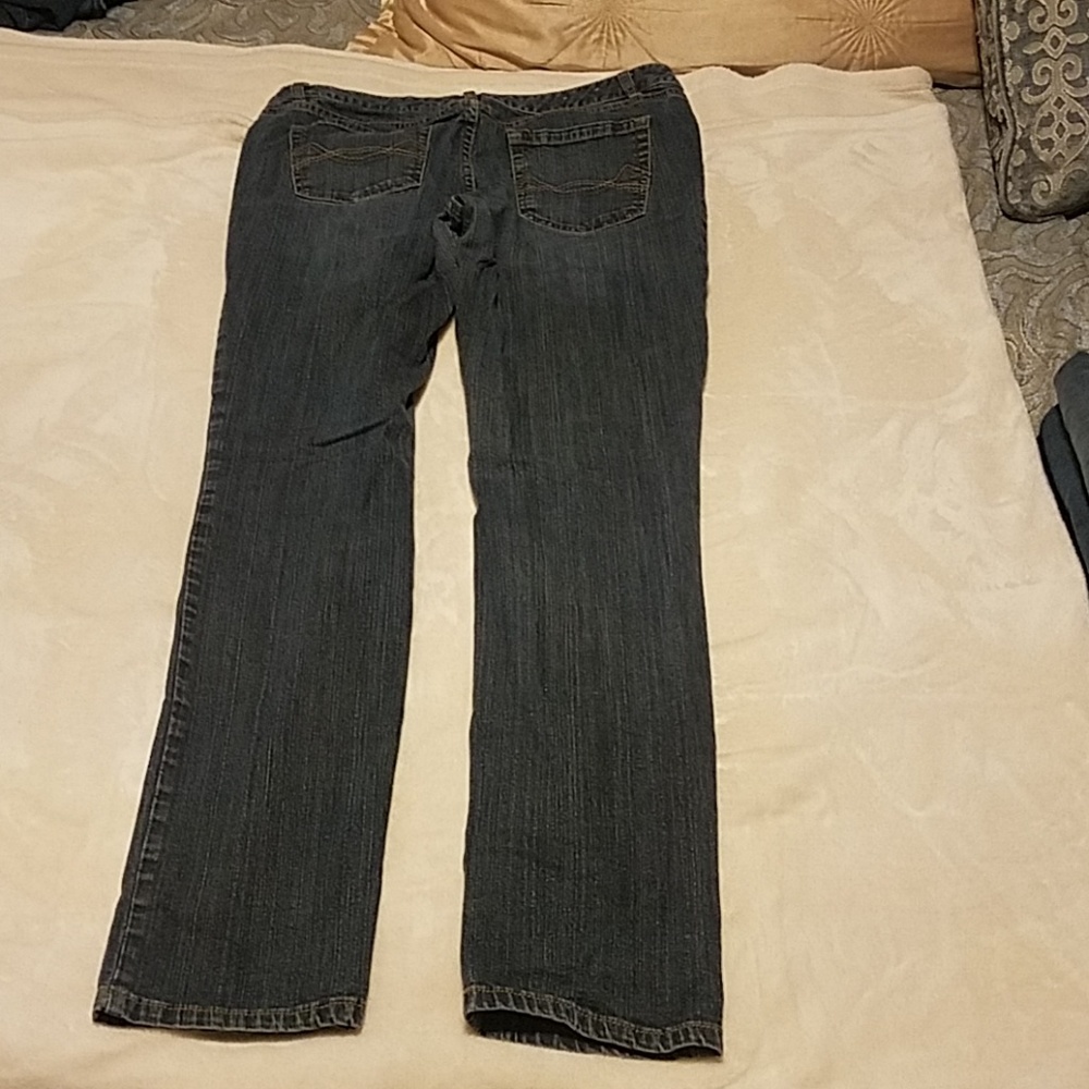 Basic Jeans - Picture 2 of 3